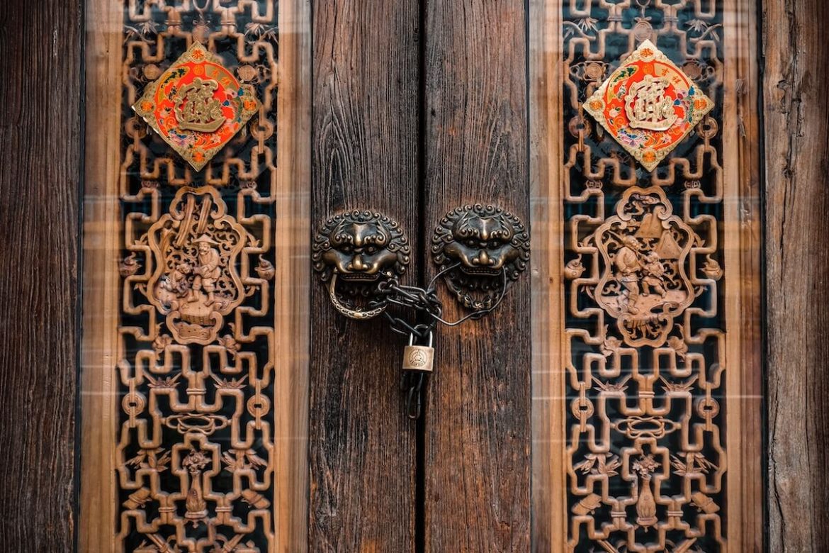 henry-co-b6JBhsqfz_M-unsplash drewniane-drzwi-chiński-styl