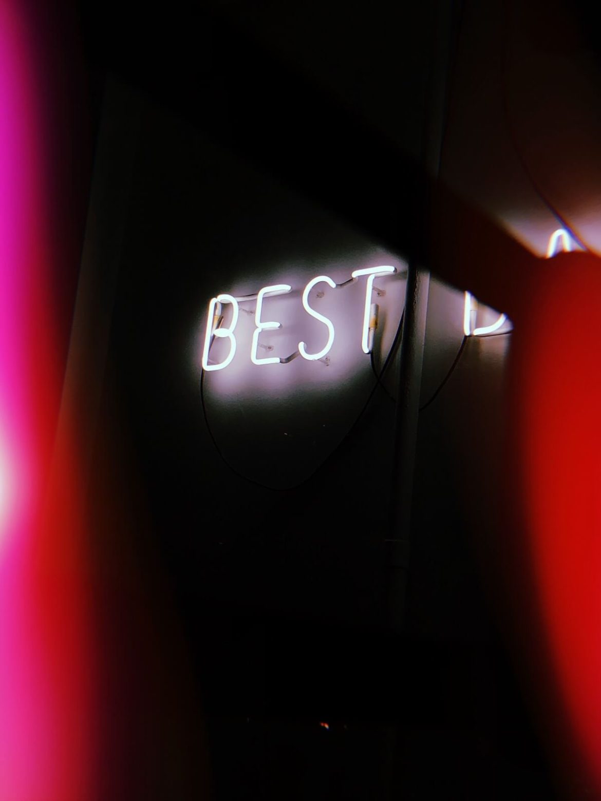 jon-tyson-k00IY5KCZyY-unsplash neonowy-napis-best