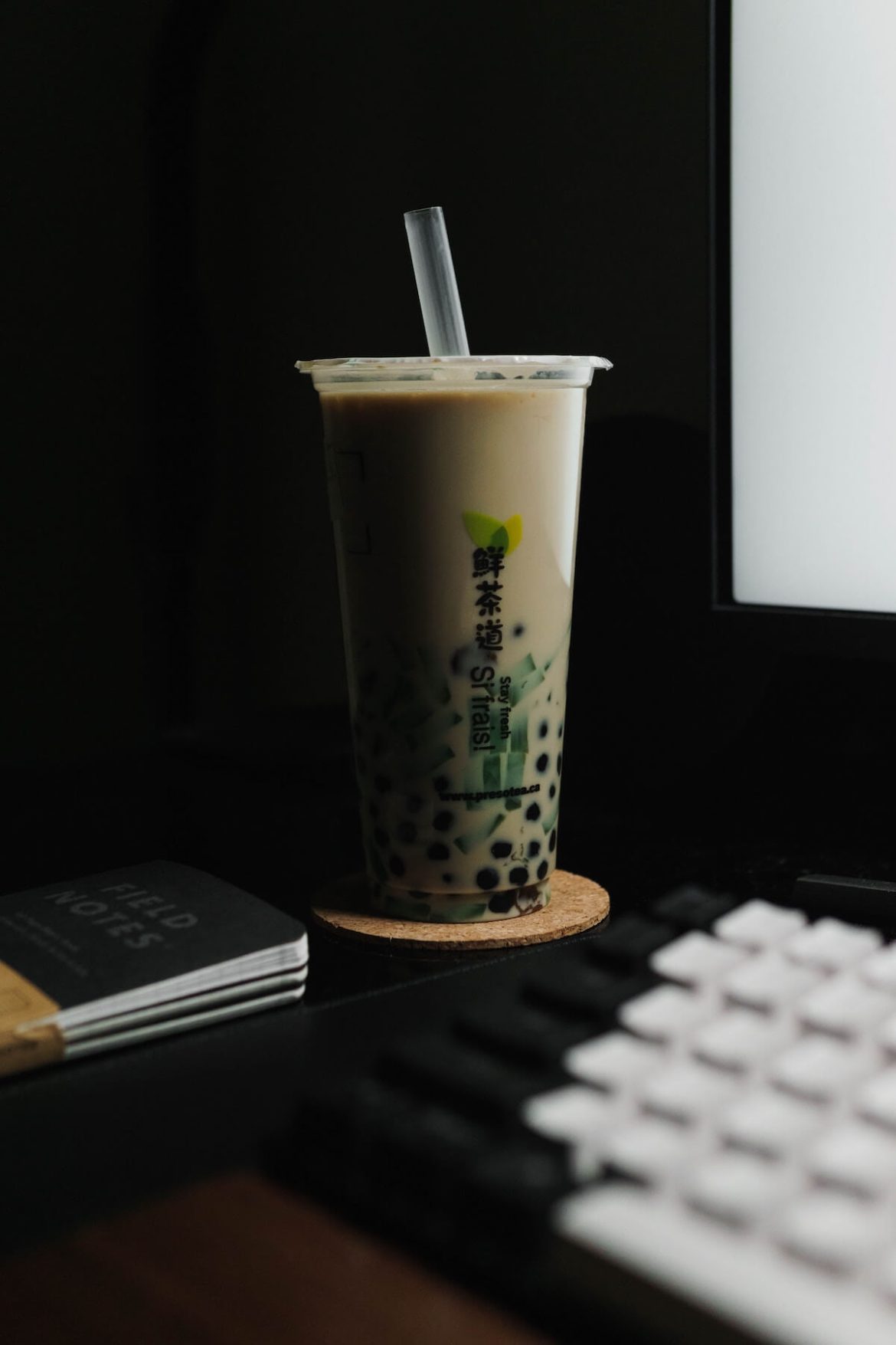 kevin-canlas-PaMT_4h4An0-unsplash herbata-bąbelkowa-w-plastkiowym-kubku-ze-słomką