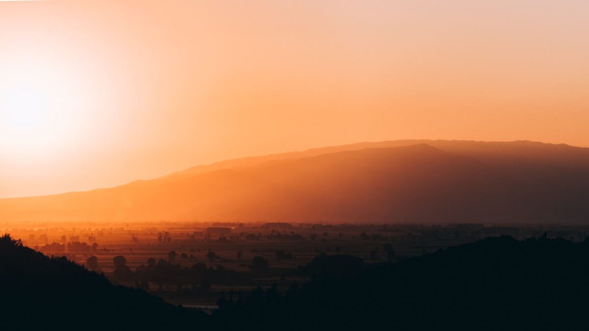 lefty-kasdaglis-H_0QzH3tBiM-unsplash złote-odcienie-wschodu-słońca-góry