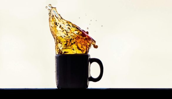 rajat-sarki-X-VnXmLXn8I-unsplash herbata-chlapiąca-z-kubka