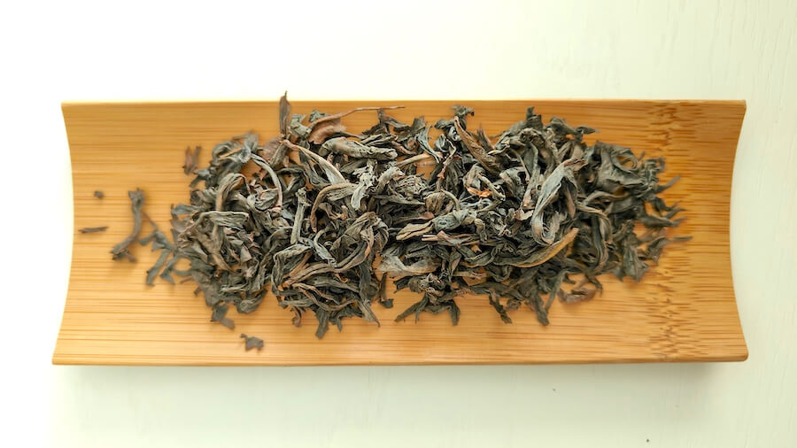 susz-herbaty-oolong-na-podstawce-bambusowej