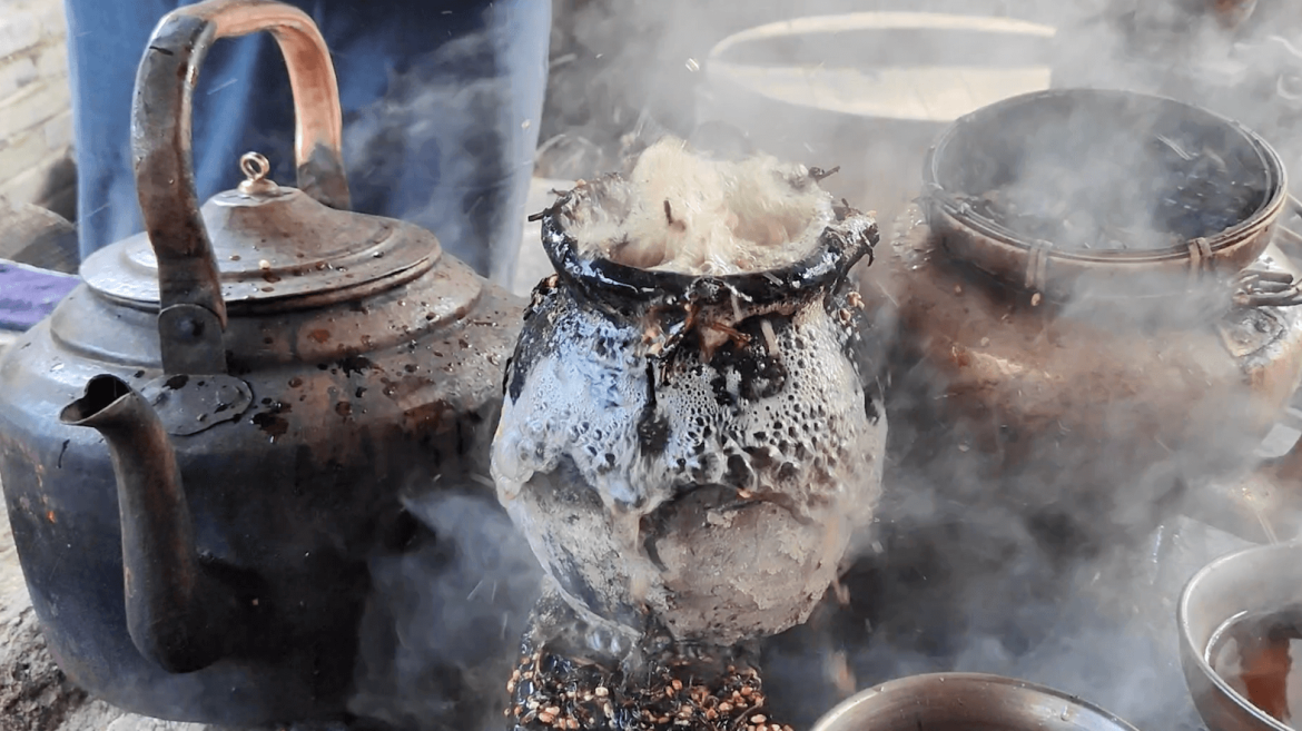prażona-herbata-yunnan6 kipiący-gliniany-garnek-z-herbatą
