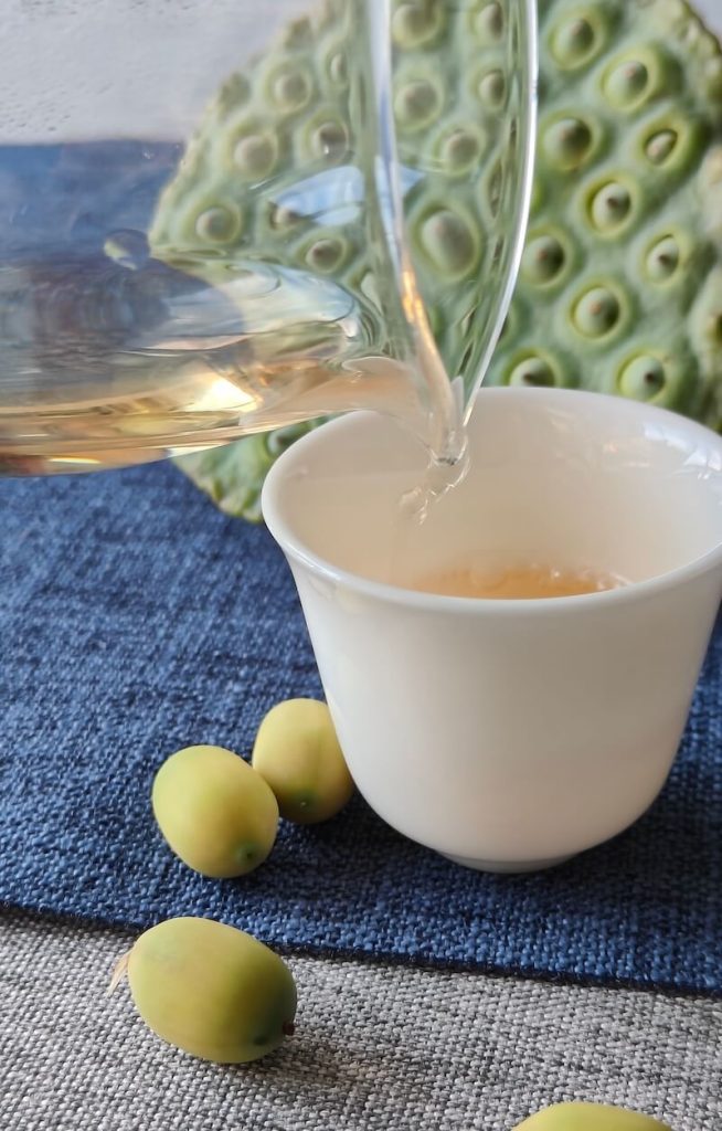 herbata-przelewana-z-dzbanuszka-do-filiżanki-nasiona-lotosu-owocostan-lotosu