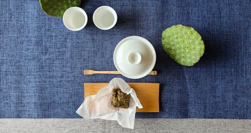 utensylia-do-parzenia-herbaty-gaiwan-filiżanki-i-susz-herbaciany-na-podstawce-widziane-z-góry