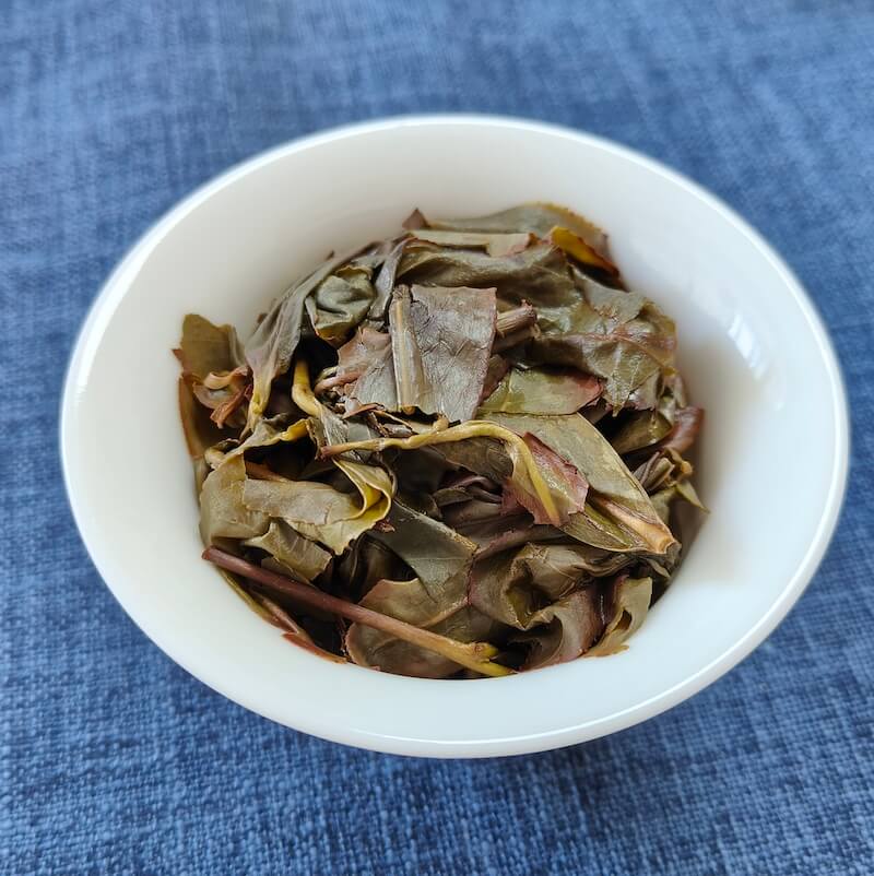 zaparzone-liście-herbaty-w-gaiwanie