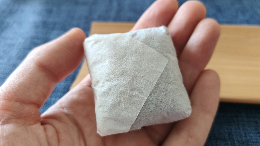 papierowa-prostokątna-paczuszka-trzymana-w-dłoni