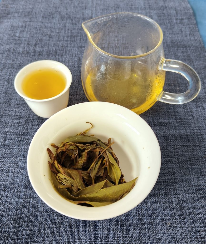 naczynia-z-herbatą-oolong-naparem-i-liśćmi